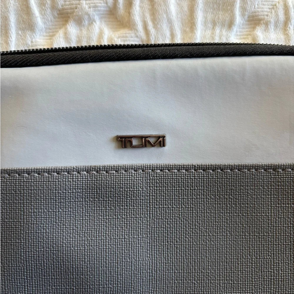 Tumi For Delta Airlines Small‎ Travel Storage Bag Zipper Pouch Toiletries Gray